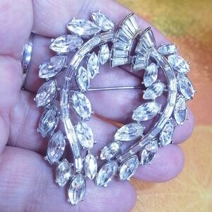 Vintage Crown Trifari Pat. Pend Sparkling Crystals Wreath Signed 50s Brooch